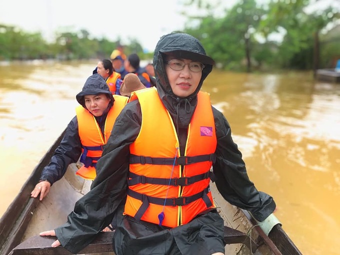Nhóm cứu trợ của bà Trịnh Thị Nghìn, Giám đốc công ty du lịch Thụy Khuê, đang đi vào vùng lũ của tỉnh Thừa Thiên - Huế để phát đồ cứu trợ. Ảnh: Trịnh Nghìn
